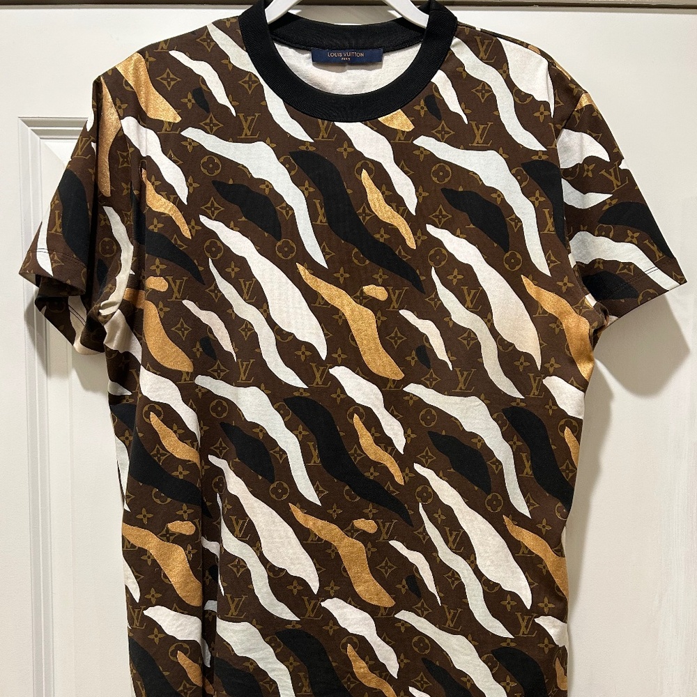Louis Vuitton Camo Stripe Monogram Logo Unisex T-Shirt Size Large